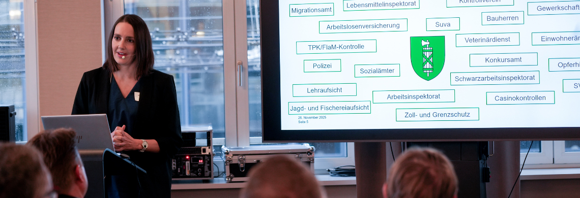 Anne Kneer vom Amt für Wirtschaft und Arbeit präsentiert